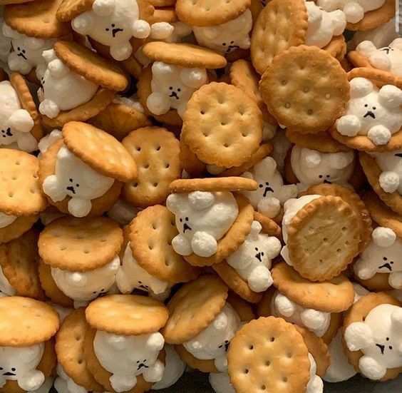 marshmallows and crackers are arranged in the shape of teddy bear heads