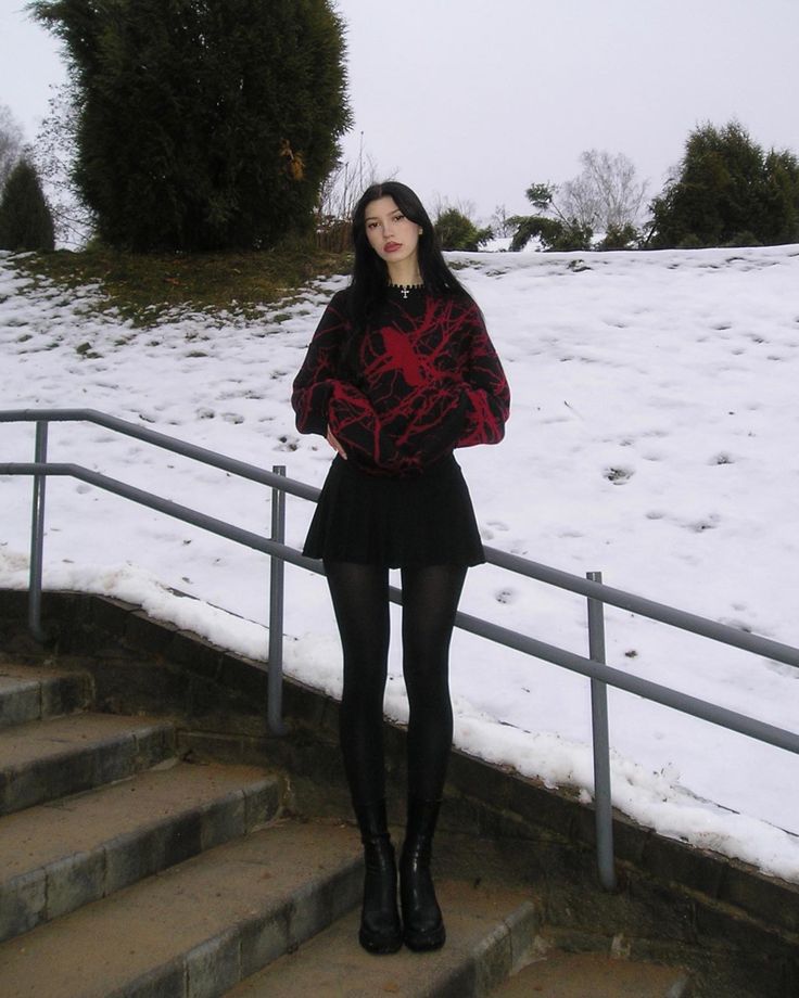 Goth Cold Weather Outfit, Christmas Goth Outfit, Cold Weather Goth Outfits, Winter Outfits Emo, Dark Winter Aesthetic Outfits, Alt Christmas Outfits, Grunge Christmas Outfit, Winter Gothic Outfits, Winter Outfits Alt