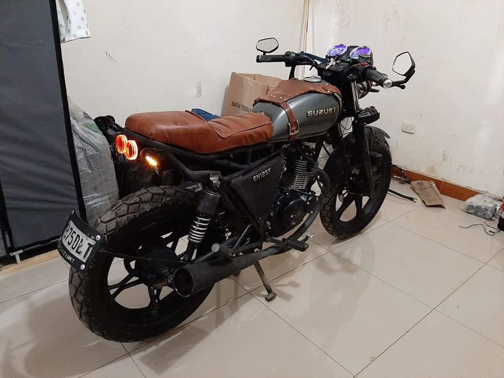 a motorcycle is parked in a room with other items on the floor next to it