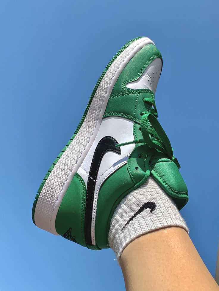 Tenis Nike Jordan, Jordan 1 Low Pine Green, Jordans Aesthetic, Stile Harry Potter, Sneakers Wallpaper, Green Jordans, Vintage Nike Sweatshirt, Jordan Shoes Girls, Nike Retro