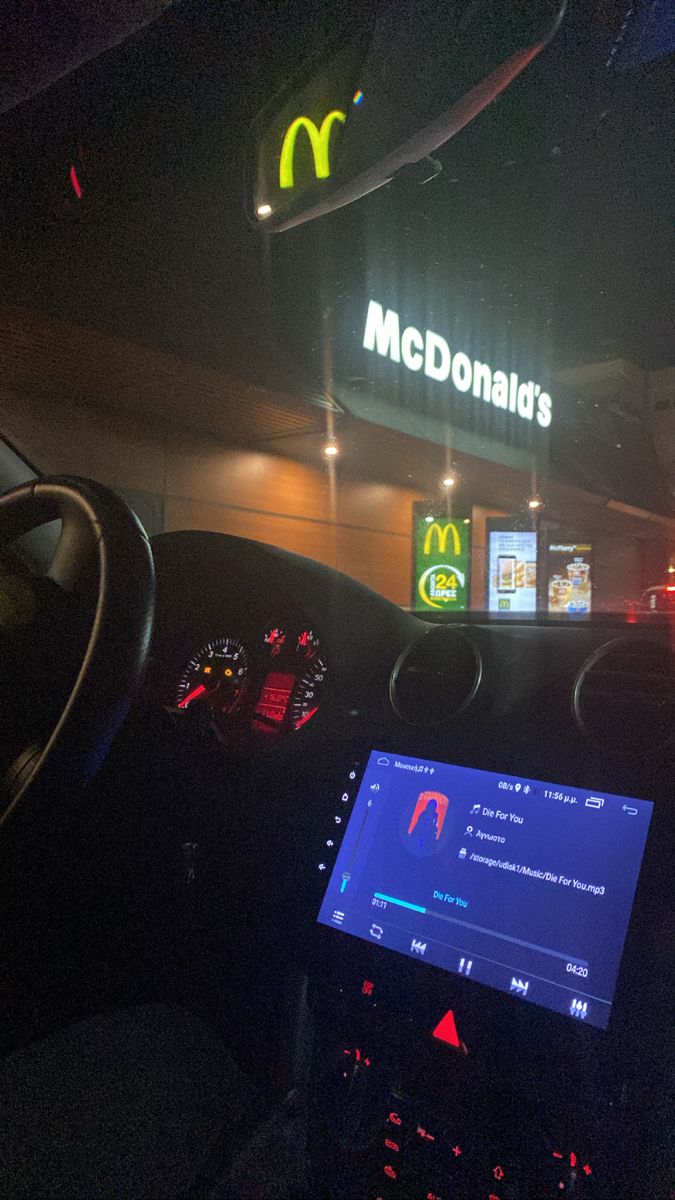 Cars Mcdonald’s Drive Thru, Car Dates Aesthetic, Car Food Snapchat, Mcdonalds In Car, Date Night Snapchat, Mcdonalds At Night, Date Night Fake Story, Drive Thru Mcdonalds Night, Date Pictures Aesthetic