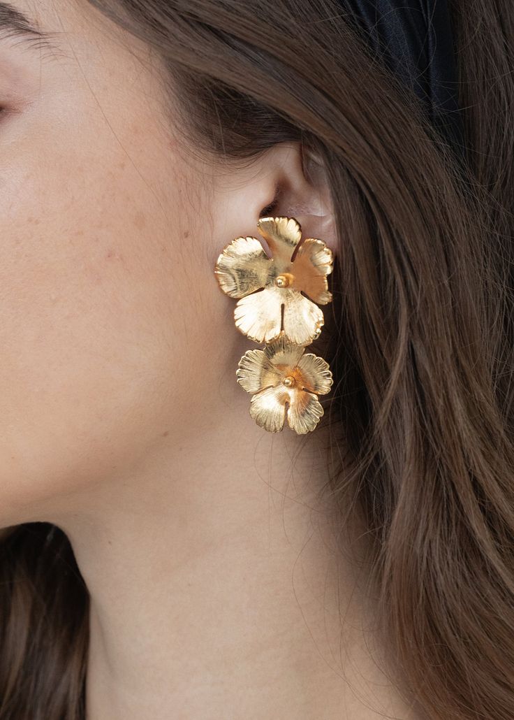 The Collette Earring is a staple in the Jennifer Behr collection, and it's no wonder why: these golden blooms offer versatility and femininity. The shape and arrangement is inspired by Andy Warhol's iconic flower series, and this earring offers the same mood-boost as the Pop Art paintings. Dimensions: 2.25 x 1.5 inches Weight: 9.5g each Gold Single Flower Earring For Formal Events, Delicate Gold Clip-on Earrings, Yellow Gold Flower Earrings For Party, Evening Bridal Earrings With Gold Flower Shape, Gold Flower Bridal Earrings For Evening, Rose Gold Petal Earrings, Gold Floral Bridal Earrings For Evening, Gold Plated Flower Earrings For Formal Occasions, Elegant Clip-on Earrings With Flower Charm