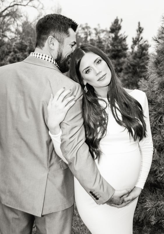 Pregnancy Photoshoot Ideas, Couple Maternity Poses, Maternity Studio Photoshoot, Family Maternity Pictures, Winter Maternity Photos, Maternity Photography Poses Outdoors, Outdoor Maternity Photos, Maternity Photo Outfits, Maternity Photography Poses Couple