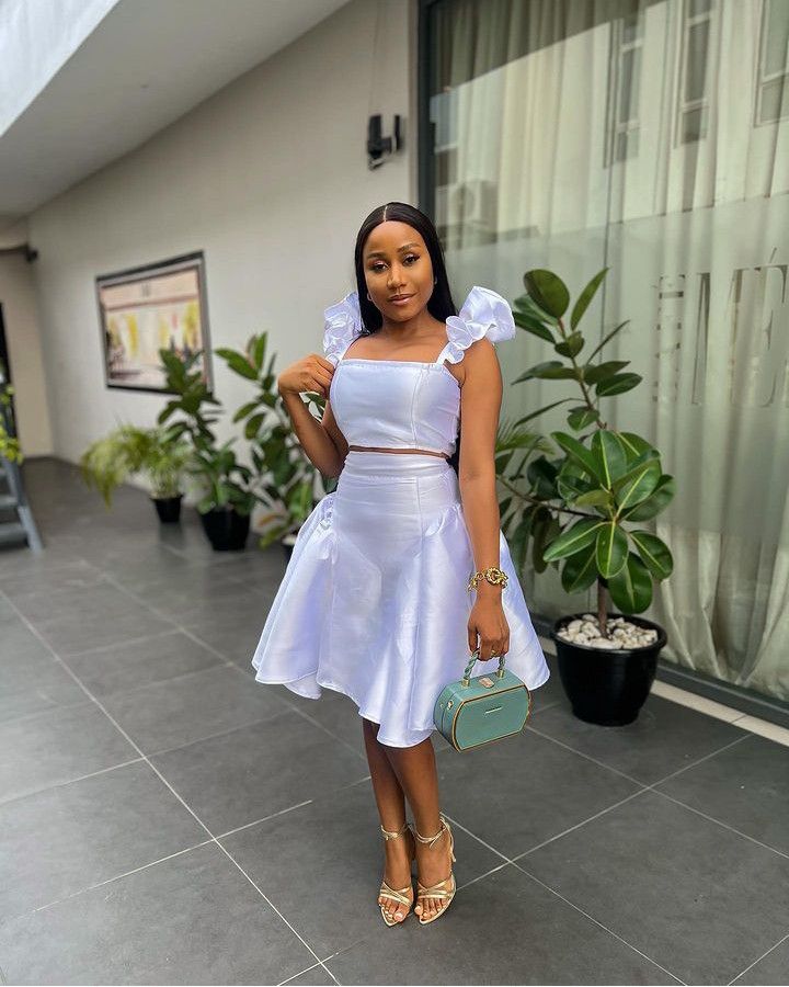 White Ankara Dress, White English Gown Styles, White Lace Skirt And Blouse Asoebi, Short Gown Styles For White Material, Trendy Ankara Styles Classy, Short White Lace Gown Styles Aso Ebi, White Material Gown Styles For Ladies, White Dress Classy, Simple Dress Casual