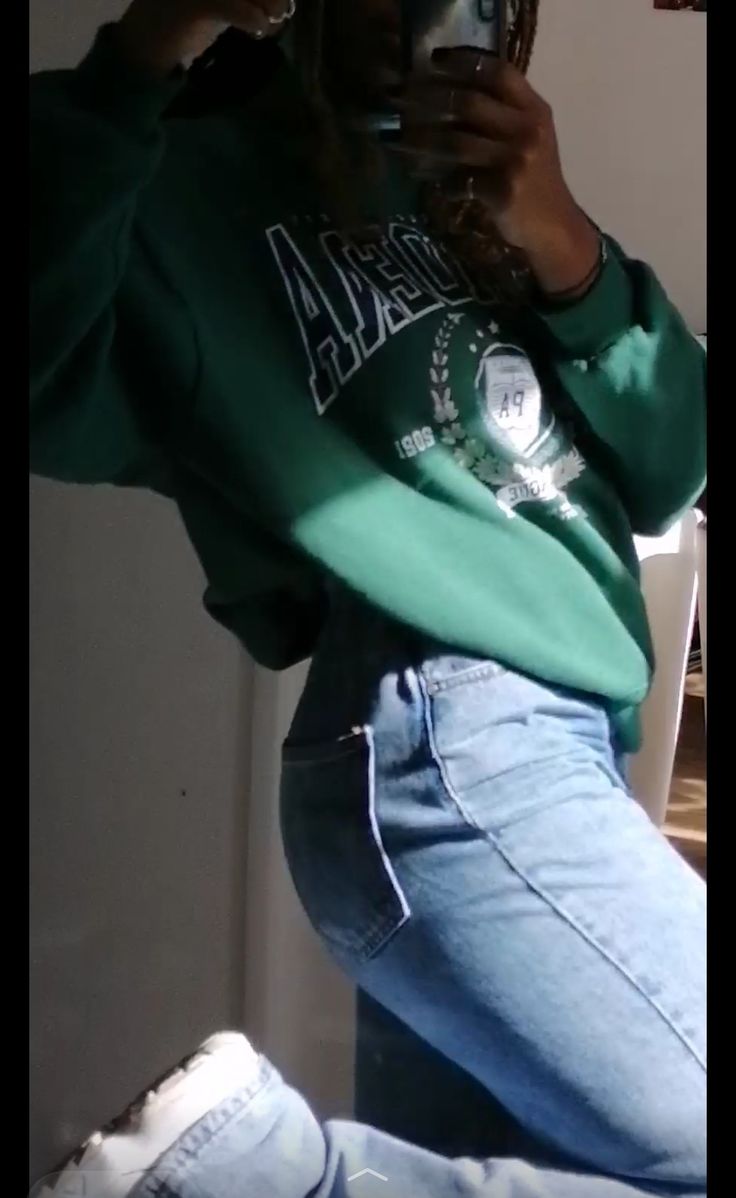 🦋Yuh🦋 White Sweatshirt Outfit, White Bag Outfit, Green Hoodie Outfit, Green Jeans Outfit, Jeans White Sneakers, Big Jeans, White Sneakers Outfit, Green Sweatshirt, Green Jeans