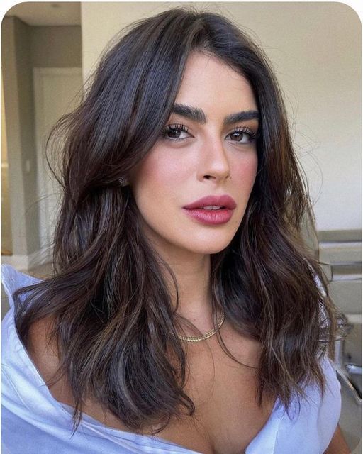 Medium Length Haircut 18 Ideas for Fall 2023: Stay Trendy with Our Latest Hairstyles - women-club.online Medium Length Brown Hair, Brunette Hair Cuts, Brown Hair Inspo, Medium Length Haircut, Hairstyles For Layered Hair, Midlength Haircuts, Haircuts For Medium Hair, Haircuts Straight Hair, Mid Length Hair