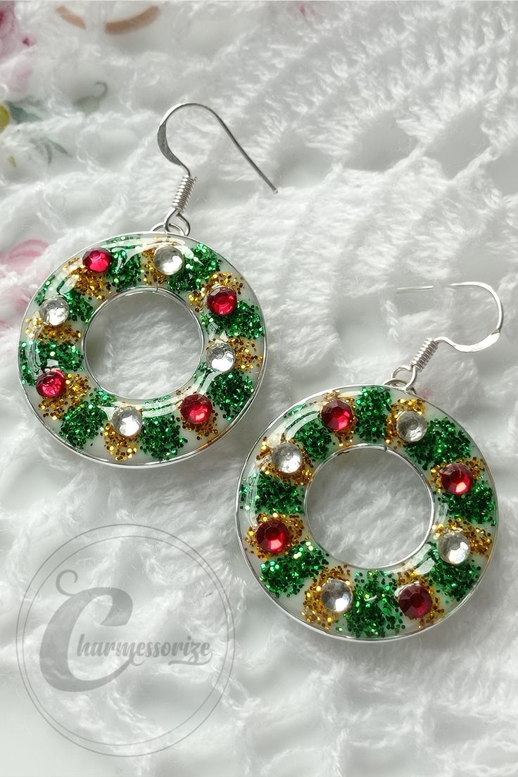 HOW TO MAKE AN UV RESIN JEWELRY? Diy Christmas Gifts With Resin, Resin Christmas Earring Ideas, Resin Holiday Crafts, Christmas Resin Jewelry Ideas, Resin Earrings Christmas, Uv Resin Rings, Christmas Resin Earrings Diy, Xmas Resin Ideas, Diy Resin Ornaments Christmas