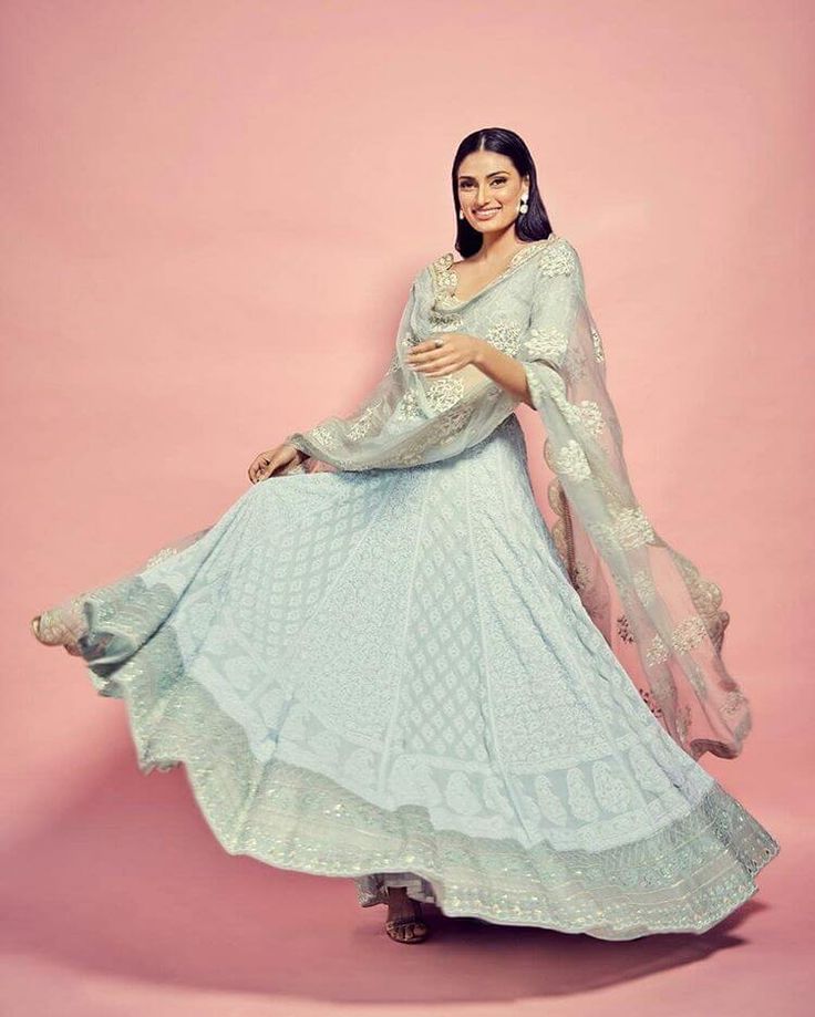 Lucknowi Chikankari Lehenga, Lehenga Looks, Mehendi Outfits For Bride, Trending Lehenga, Chikankari Lehenga, Athiya Shetty, Engagement Lehenga, Raw Silk Lehenga, Mehendi Outfits