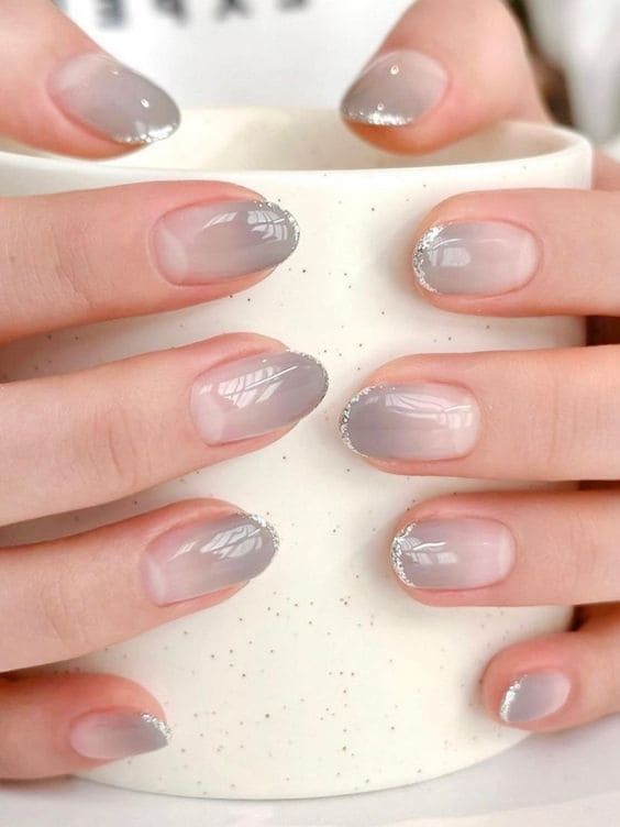 silver glitter French tips Nail Art Office Style, Casual Gel Nails, Gel Nails Ideas Korean, Marble Jelly Nails, Nail Art Abu Abu Simple, Nail Art Simple Minimalist, Grey Wedding Nails, Grey Simple Nails, Simple Gray Nails