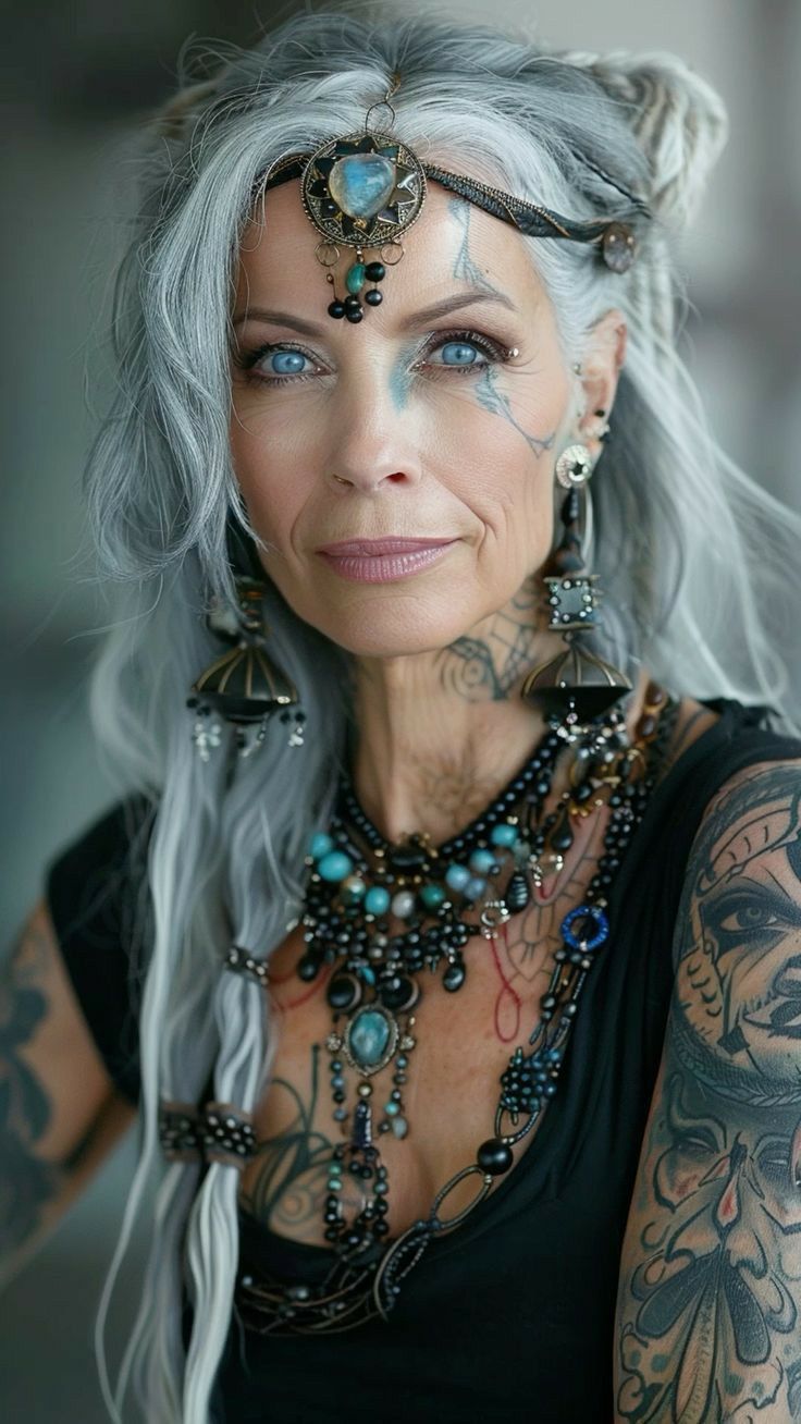 Silver Haired Beauties, Bo Ho, Look Boho Chic, Grey Hair Inspiration, Boho Life, Advanced Style, Charming Garden, Ageless Beauty, Hair Design