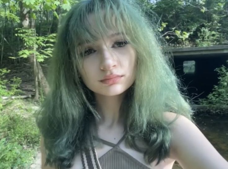 green hair inspo Green Grey Hair, Soft Green Hair, Dusty Green Hair, Green Hair Light, Light Green Hair Color, Dark To Light Green Hair, Sage Green Hair Color, Sage Hair, Green Hair Pale Skin