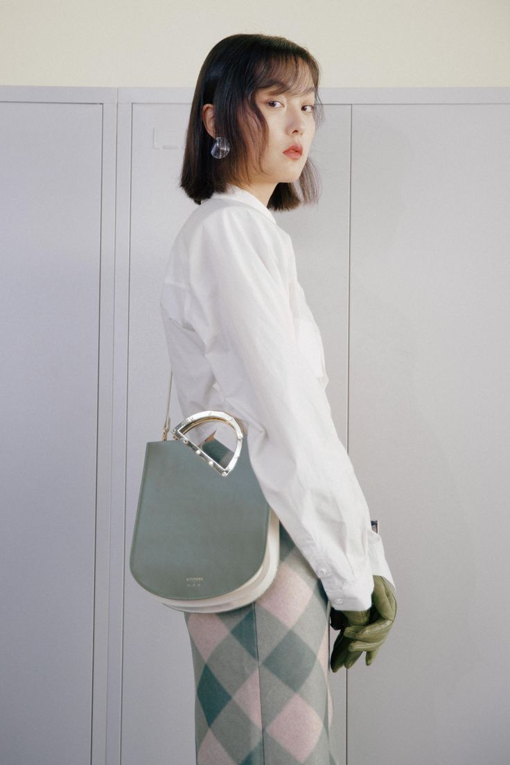 Material: Genuine leather Color: Green The Mocha Belle Purse has a semi-circle metal handle and detachable strap, so you can wear it as a shoulder bag or crossbody. The adjustable strap makes this purse ideal for all body types. Modern Bucket Bag With Round Handle For On-the-go, Modern Handheld Bucket Bag With Detachable Strap, Modern Bucket Bag With Detachable Strap And Round Handle, Modern Bucket Bag With Round Detachable Handle, Chic Bucket Bag With Adjustable Strap And Round Handle, Chic Satchel With Adjustable Strap And Round Handle, Everyday Shoulder Bag With Detachable Strap And Round Handle, Versatile Satchel With Round Handle For On-the-go, Chic Bucket Bag With Detachable Strap And Top Handle