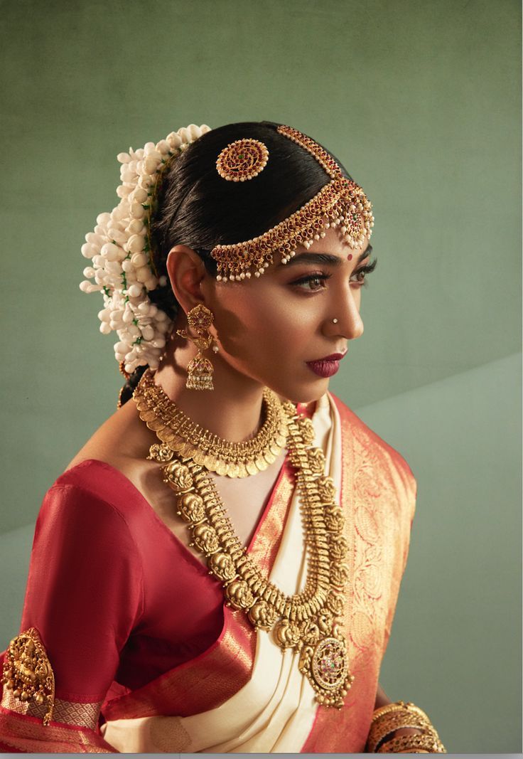 Gorgeous south indian bridal look woth nude minimal eye makeup and bold red lips to compliment a traditional red wedding sraee paired with gorgeous temple jewellery. A pretty gajra compliments this look by WittyVows' favourite Guru Makeup Art! #wittyvows #weddingsaree #indianwedding #southindianwedding #southindianbride #goldjewellery #bridalmakeup #weddingmakeup Minimal Eye Makeup, South Indian Bridal Look, Bridal Makeup Red Lips, Indian Bridal Look, Engagement Looks, South Indian Bridal Jewellery, Indian Wedding Makeup, Bridal Jewellery Inspiration, Indian Wedding Bride