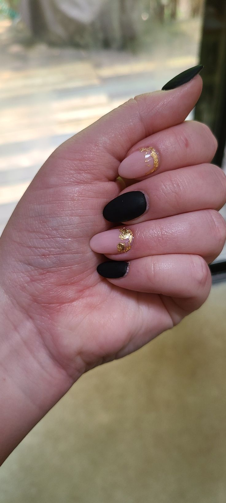 Black matte nails and nude nails with gold flakes. Black And Gold Leaf Nails, Matte Black Nails, Sassy Nails, Work Nails, Gold Flakes, Gold Sparkle, Gold Stripes, Birthday Nails, Matte Nails