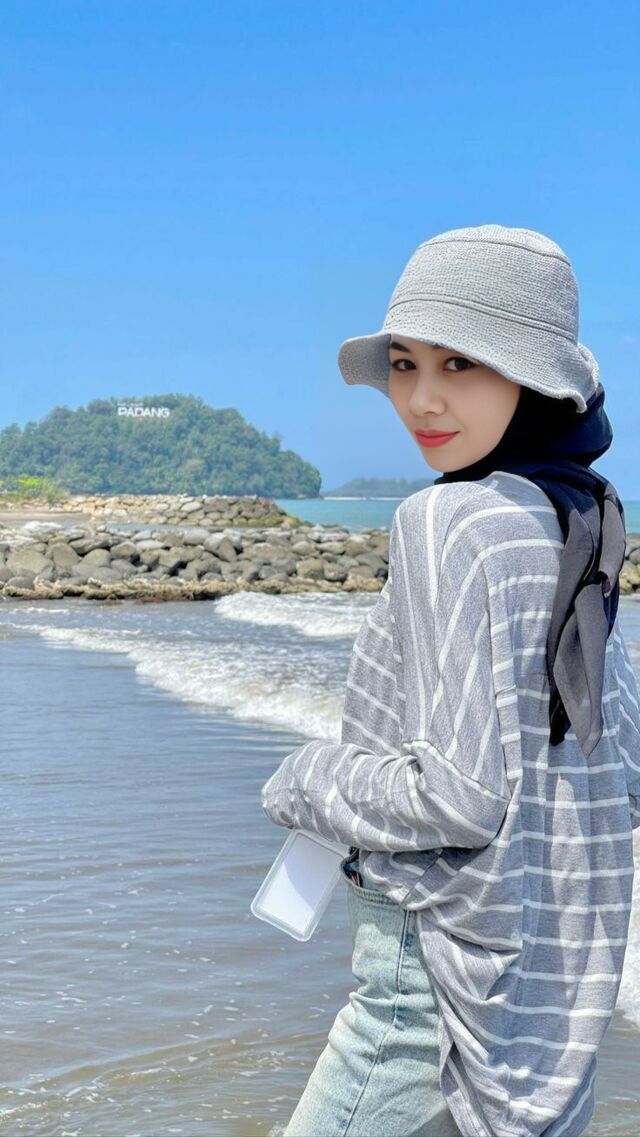 Pose Foto Di Pantai Hijab, Beach Outfit Hijab, Pantai Outfit, Outfit Ke Pantai, Foto Ootd, Outfit Pantai, Zoo Outfit, Ootd Poses, Hijabi Outfits Casual