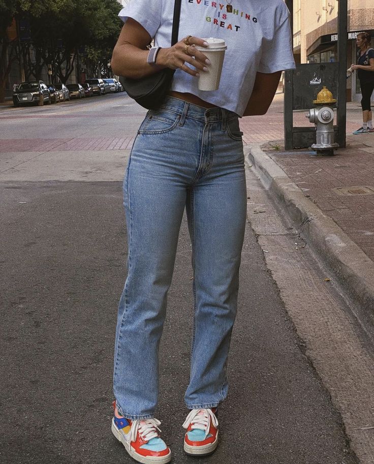 Mom Jeans Aesthetic, Blue Joggers Outfit, Levi Jeans Outfit, Light Jeans Outfit, Light Blue Jeans Outfit, Mom Jeans Outfit Winter, Straight Jeans Outfit, High Wasted Jeans, Blue Jean Outfits