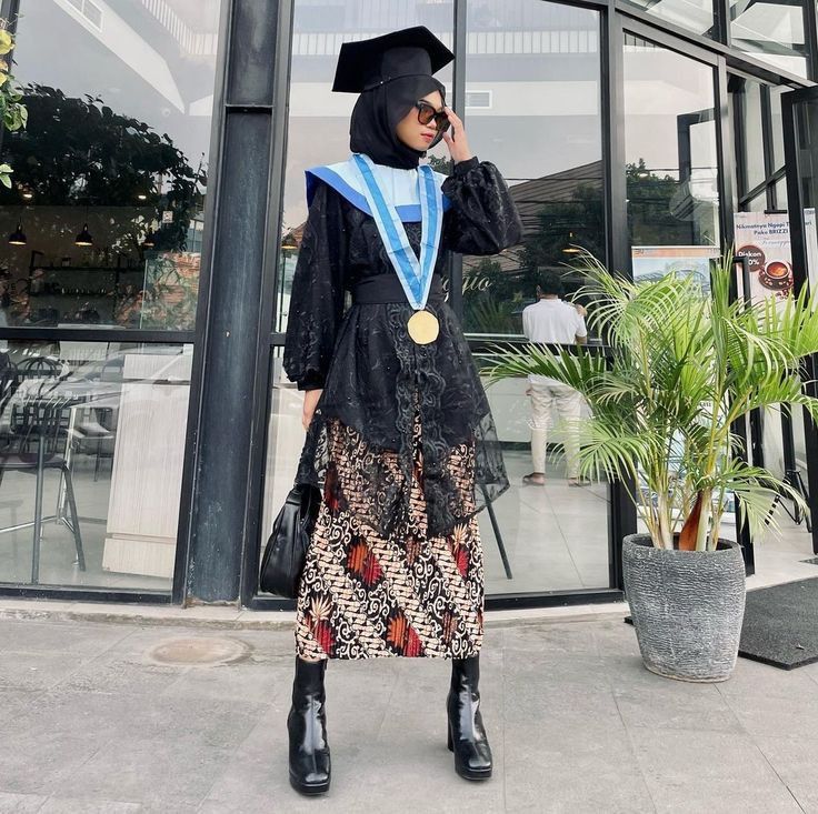 Outfit Graduation Hijab, Graduation Outfit Ideas Hijab, Kebaya Wisuda Hijab Graduation, Graduation Dress Hijab, Graduation Hijab, Model Kebaya Wisuda, Dress Brokat Modern, Kondangan Outfit, Kebaya Modern Dress