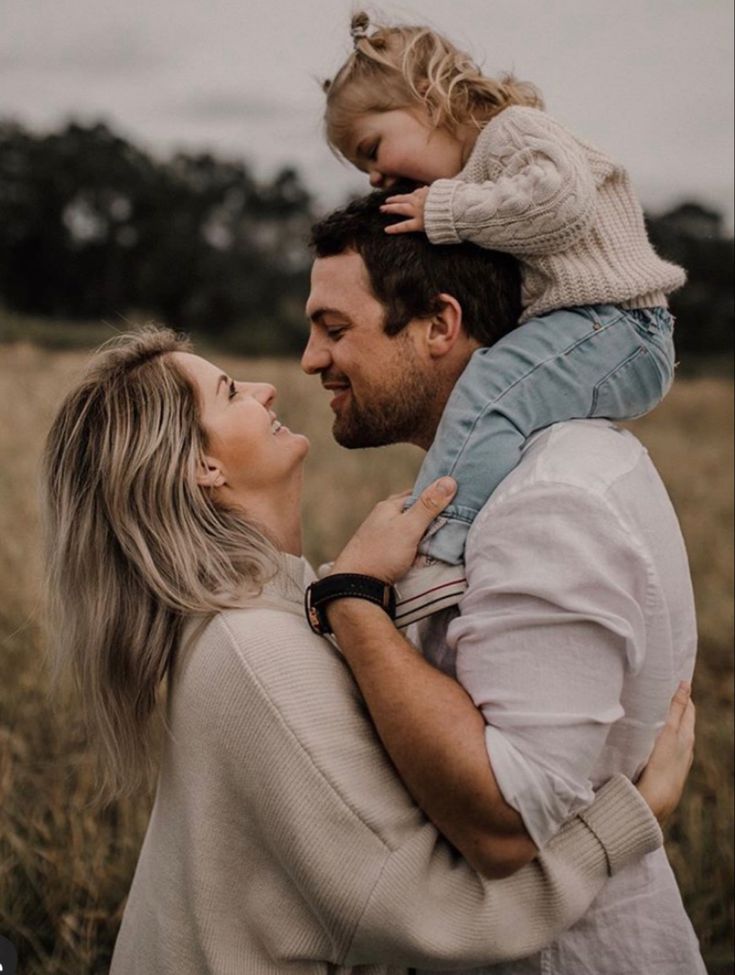 Family If 4 Photo Ideas, Park Photoshoot Family, Chill Family Photos, Photo Family Ideas, Family Photos Without Showing Faces, Family Of 3 Fall Pictures, Cozy Family Photos, Fall Photoshoot Family Of 3, Family Poses With Baby And Toddler