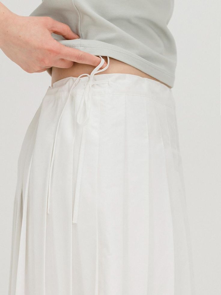 This is a modern and minimal skirt by OTHERS that is made out of high quality and sturdy material. With distinctive mood of the design and comfortable wear, you can style it in various ways for your athletic activities.- Light touch of cotton and nylon blend fabric- Pleats detail from above the hips- Side adjustable string detail- Clean, minimal, and modern look White Cotton Tennis Skirt With Elastic Waistband, Spring Cotton Tennis Skirt With Elastic Waistband, Cotton Pleated Tennis Skirt, Spring Cotton Tennis Skirt, White Relaxed Cotton Skirt, White Relaxed Fit Cotton Skirt, Sporty White Cotton Skirt, White Cotton Tennis Skirt For Spring, Stretch Cotton Tennis Skirt