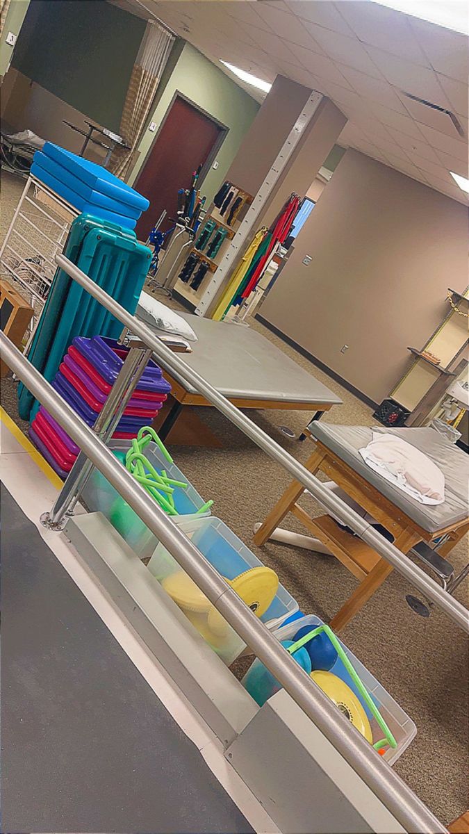 there are many different items on the shelf in this classroom area, including plastic cups and plates