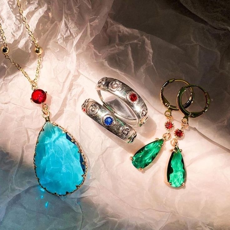 Howl's essential and glittering jewelry ~.~ 하울의 움직이는 성, Anime Jewelry, Anime Accessories, Magical Jewelry, Jewelry Accessories Ideas, Howls Moving Castle, Fantasy Jewelry, Jewelry Inspo, Dream Jewelry