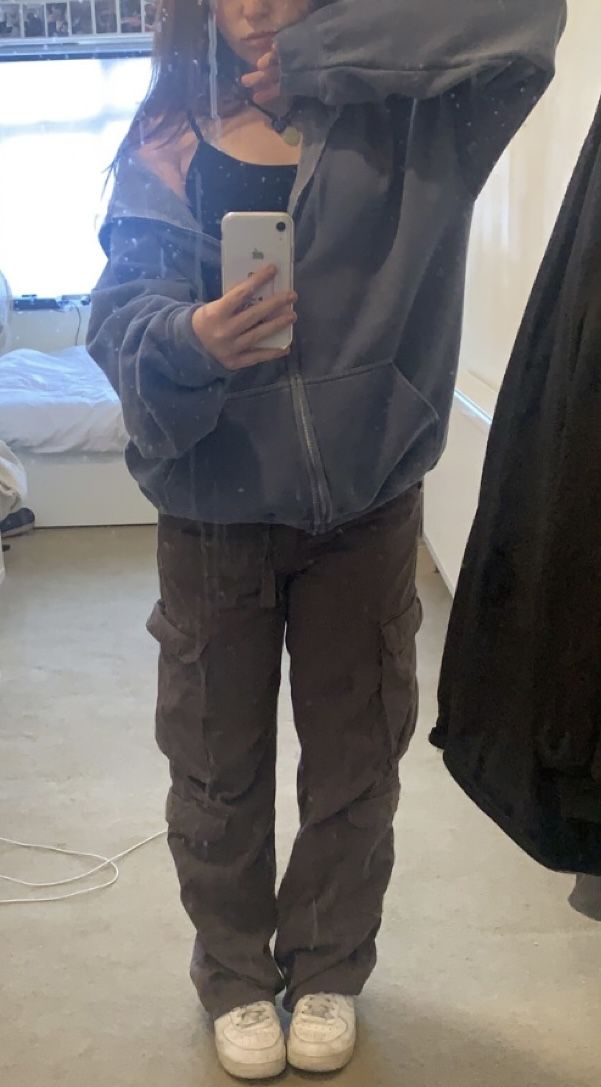 Baggy Cargo Outfit, Cargo Outfits Women, Grey Cargos, Baggy Pants Outfit, Baggy Outfit Ideas, Cargo Outfit, Outfits Baggy, Cargo Pants Outfit, Populaire Outfits