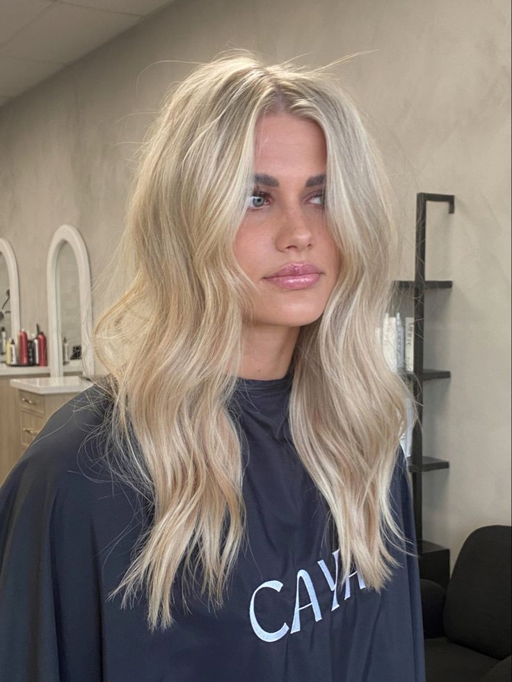 Bright Old Money Blonde, Blonde Inspo Pics, Blonde Hair Curtain Bangs And Layers, Blonde Hair One Color, Creamy Ash Blonde Hair, Rylee Arnold Hair, Blonde Hair No Highlights, Blonde Hair Scandinavian, All Over Color Blonde