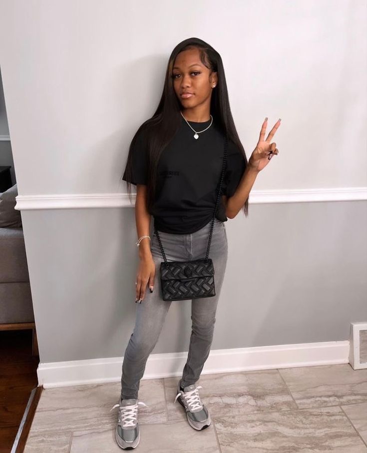 Cute Outfit With White Sneakers, Nut Shein Jeans Outfit, Essential Shirt Outfit Black Women, New Balance Fits Black Women, Grey New Balance Outfit Black Women, Essential Outfits For Women, Essentials Outfit Black Women, Essential Shirt Outfit, Essentials Shirt Outfit