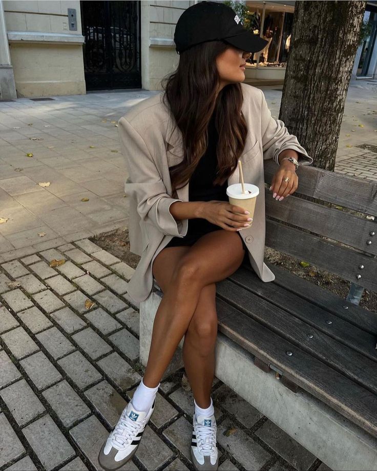 Outfit Minimalista, Looks Adidas, Short Cuir, Summer Business Casual Outfits, Sweat Gris, Outdoor Streetwear, Latina Outfits, Samba Outfit, Outfits For Work