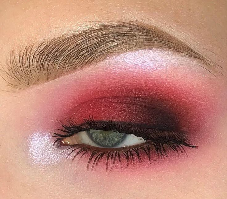 Red Eyeshadow Makeup, Eyeshadow Aesthetic, Red Eyeshadow Look, Red Smokey Eye, Red Makeup Looks, Queen Of Hearts Makeup, Red Eye Makeup, Smoky Eyeshadow, Prom Eye Makeup