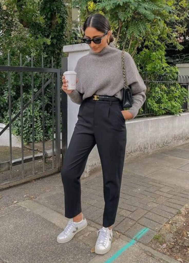 Pantalones de vestir con tenis: la combinación ideal para ir a la oficina | Glamour Outfit Zapatillas, Fest Outfits, Outfit Chic, Business Outfits Women, Business Casual Outfits For Work, Neue Outfits, Mode Casual, Stylish Work Outfits, Casual Work Outfits