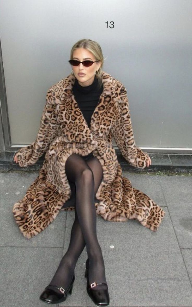 Leopard Aesthetic Vintage, Leopard Print Aesthetic Outfit, Cheetah Print Aesthetic Outfits, Animal Print Outfits Aesthetic, Leopard Dress Outfit Night, Kate Moss Leopard, Print Coat Outfit, Leopard Outfit Ideas, Leopard Coat Outfit