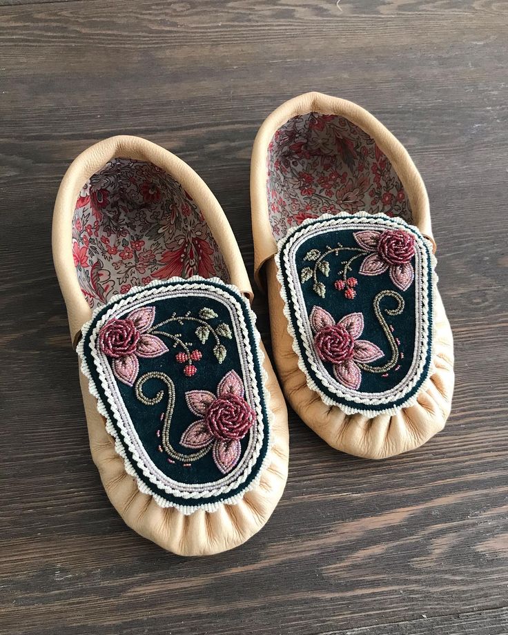 Ojibwe Moccasins, Buckskin Clothing, Native American Moccasins, Moccasin Pattern, Beaded Moccasins, Beaded Things, Beadwork Designs, Beautiful Beadwork, Nativity Crafts