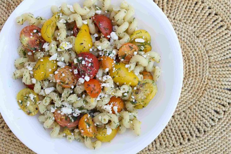 pasta with fresh tomatoes, dill, and feta :: story of a kitchen Pasta With Fresh Tomatoes, Fresh Tomato Pasta, Holiday Ice Cream, Candied Carrots, Pasta Pot, Pastry Tart, Bread Appetizers, Hummus Recipe, Cheese Pasta