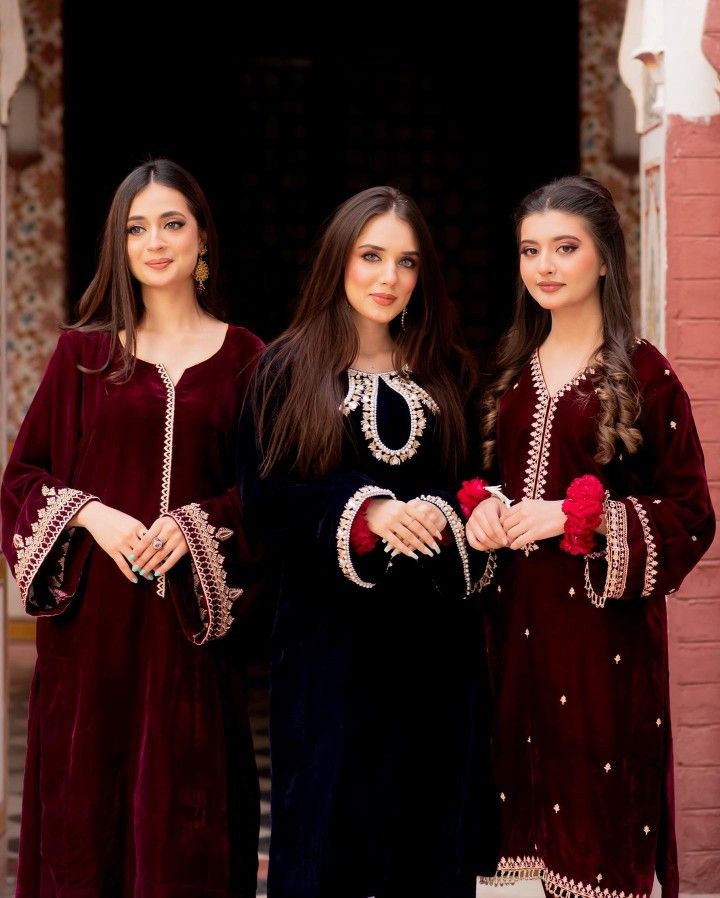 Black Color Dress Design, Valvat Dresses Simple, Velvet Pakistani Dress Color Combinations, Velvet Dress Designs Pakistani, Pakistani Velvet Dresses, Velvet Pakistani Dress, Dress Design Pakistani, Velvet Suit Design, Simple Dress Casual