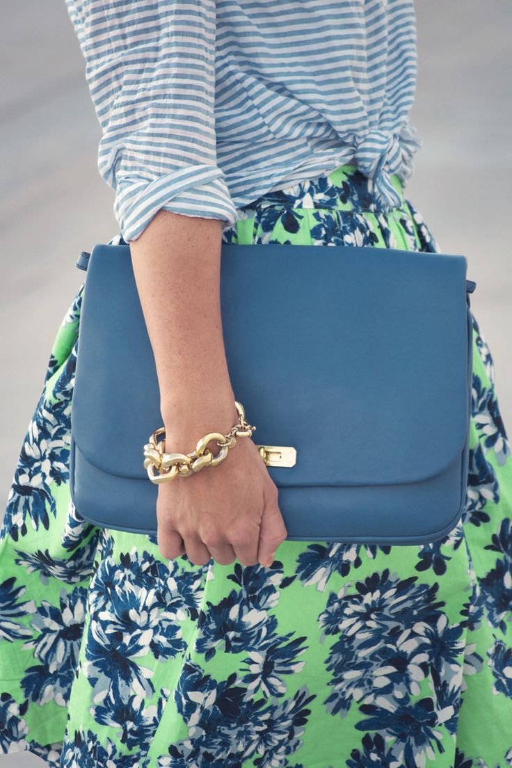 Inspiration in fashion...Mixing Stripes and Florals ...coordinate with colors!! — West Coast Capri Flowers Outfit, College Wardrobe, Prints Fashion, Fresh Fashion, Work Flow, Paris Mode, 20s Fashion, Casual Styles, Dream Style