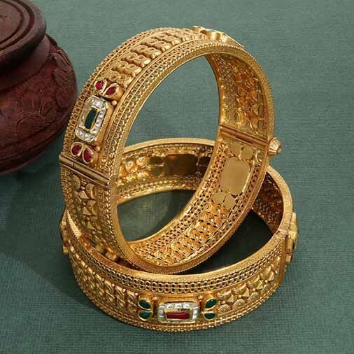 Bangles Design Gold, Gold Bangles For Women, New Gold Jewellery Designs, Gold Bangle Set, Fancy Jewelry Necklace, Antique Jewellery Designs, Gold Bridal Jewellery Sets, Gold Jewelry Stores, Bangles Design