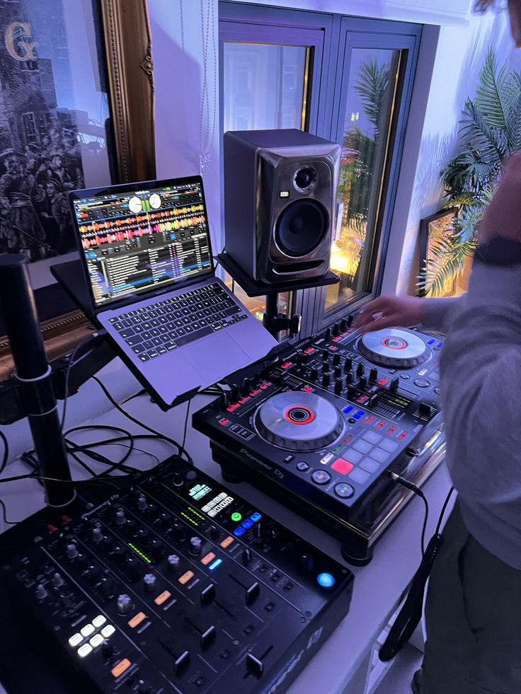 Serato DJ Courses in the UK. Learn how to DJ with Serato by Rane. Serato DJ courses available in Manchester, Birmingham and London. How To Dj, Dj Moodboard, Dj Lessons, Dj Competition, Dj Lifestyle, Dj Board, Dj Ideas, Dj Aesthetic, Learn To Dj