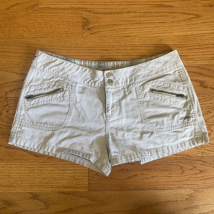 Low Rise Cargo Shorts Outfit, Tan Cargo Shorts Outfit, White Cargo Shorts Outfit, How To Style Cargo Shorts, Low Rise Shorts Outfits, Cargo Shorts Outfits Women, Low Rise Cargos, Low Rise Cargo Shorts, Low Waisted Shorts