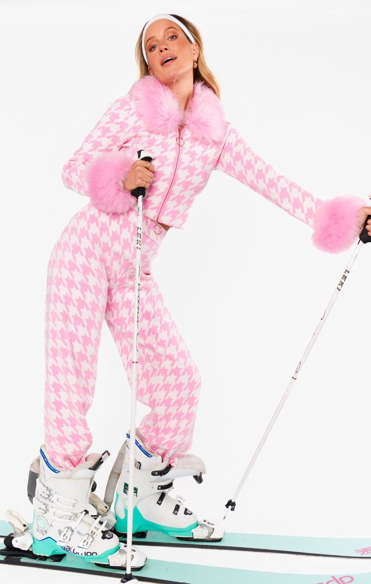 Say hello to your new fave cozy set! These cute knit pants are perfect paired with the matching Zermatt Zip Up and boots to Après the day! Bell Bottoms And Sweater, Matching Sweatsuits, Bachelorette Matching, Layered Clothing, Houndstooth Knit, Pink Houndstooth, Apres Ski Style, Faux Fur Fashion, Knit Loungewear