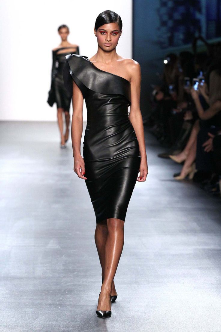 Chiara Boni La Petite Robe RTW Fall 2016 Black Leather Dress, Chiara Boni, Evening Dresses Short, Beautiful Shorts, Looks Chic, Leather Dresses, Leather Outfit, Leather Dress, Leather Fashion