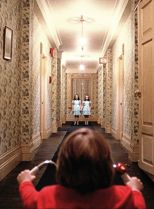 REDRUM.REDRUM! Classic Horror Movies Aesthetic Wallpaper, Horror Movie Stills Aesthetic, Famous Horror Movie Scenes, Scary Movie Pictures, The Shining Iphone Wallpaper, Horror Movies Pics, Horror Movie Images, Vintage Slasher Aesthetic, Classic Horror Movie Aesthetic