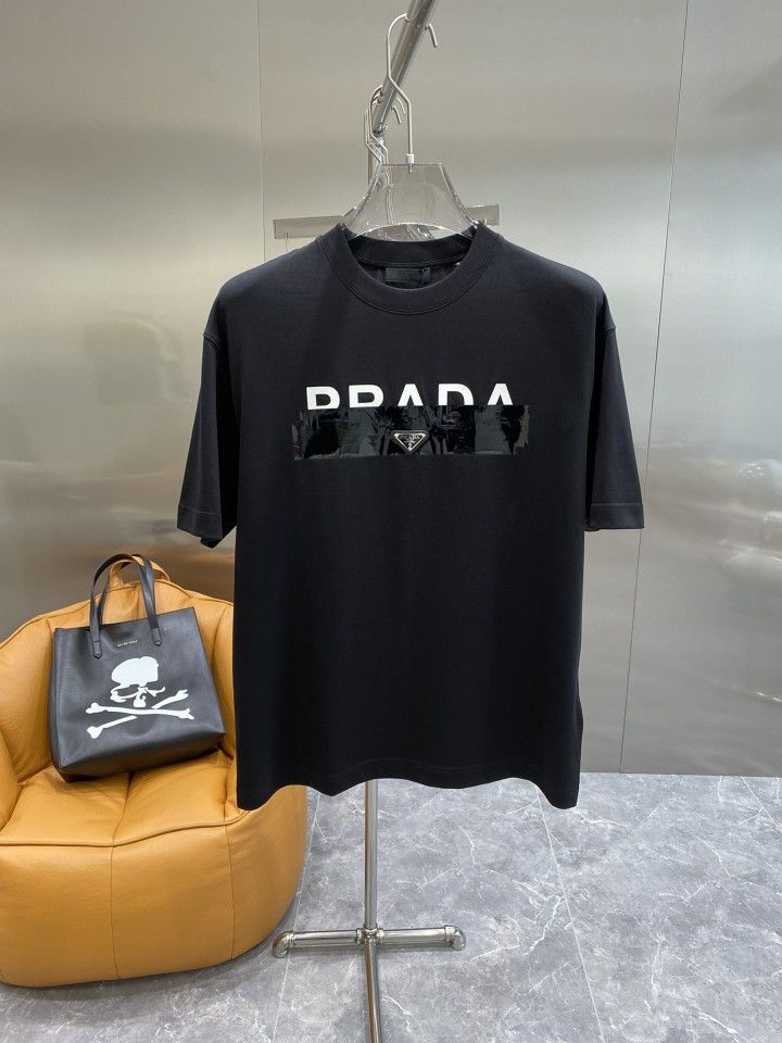 Prada Tshirt, Streetwear Tshirt Design, Armani Sweatshirt, Wholesale Store, Streetwear Tshirt, Cute Simple Outfits, Simple Outfits, Branded T Shirts, Balenciaga