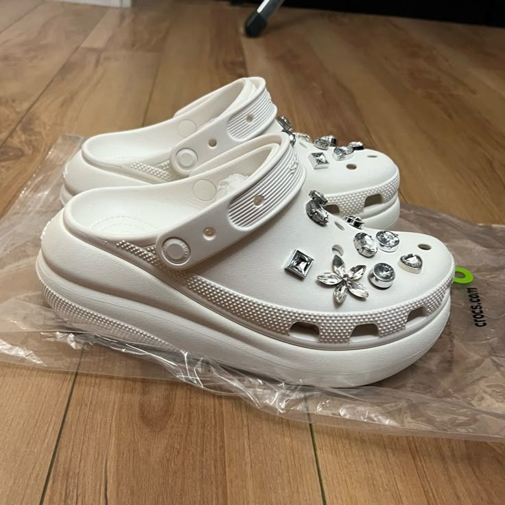 Nwt Crocs Classic Crush With Custom Charms Sz 7. Jibbitz Crocs Ideas White, White Crocs With Jibbitz, White Crocs With Charms, White Crocs Jibbitz Ideas, White Crocs Aesthetic, Croc Outfits Women, Crocs Crush Clog, White Crocs Outfit, Jibbitz Crocs Ideas