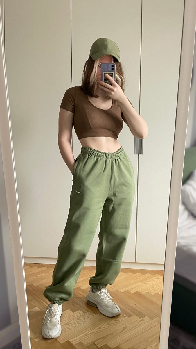 Sporty Aesthetic Outfit, Nike Sage Green, Green Crop Top Outfit, Green Joggers Outfit, Green Pants Outfit, Jogger Pants Outfit, Green Sweatpants, Mommy Outfits, Brown Crop Top