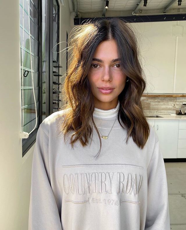 Colar Bone Length Layered Hair, Colar Bone Length Hair Brunette, Brunette Collar Bone Length Hair, Colar Bone Hair Length Haircuts, Brown Lob Haircut, Medium Short Hair Styles, Short Brown Hair With Layers, Mid Length Brunette Hair, Long Hair To Short Hair Before And After