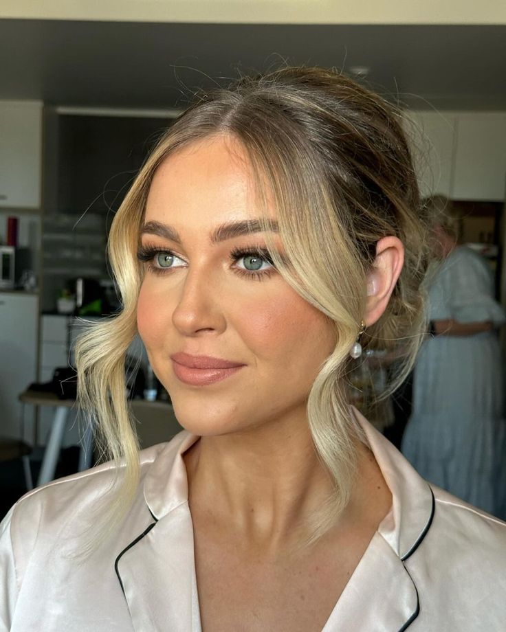 RACHEL PARKER | In my opinion, this is the ultimate bridesmaid glam🤍 throwback to @madiisonn.collier | Instagram Brunette Bridal Hair, Updo With Bangs, Bridesmaid Glam, Brunette Updo, Glam Bride Makeup, Modern Updo, Curled Bangs, Bridesmaid Hair Inspo, Twisted Bun