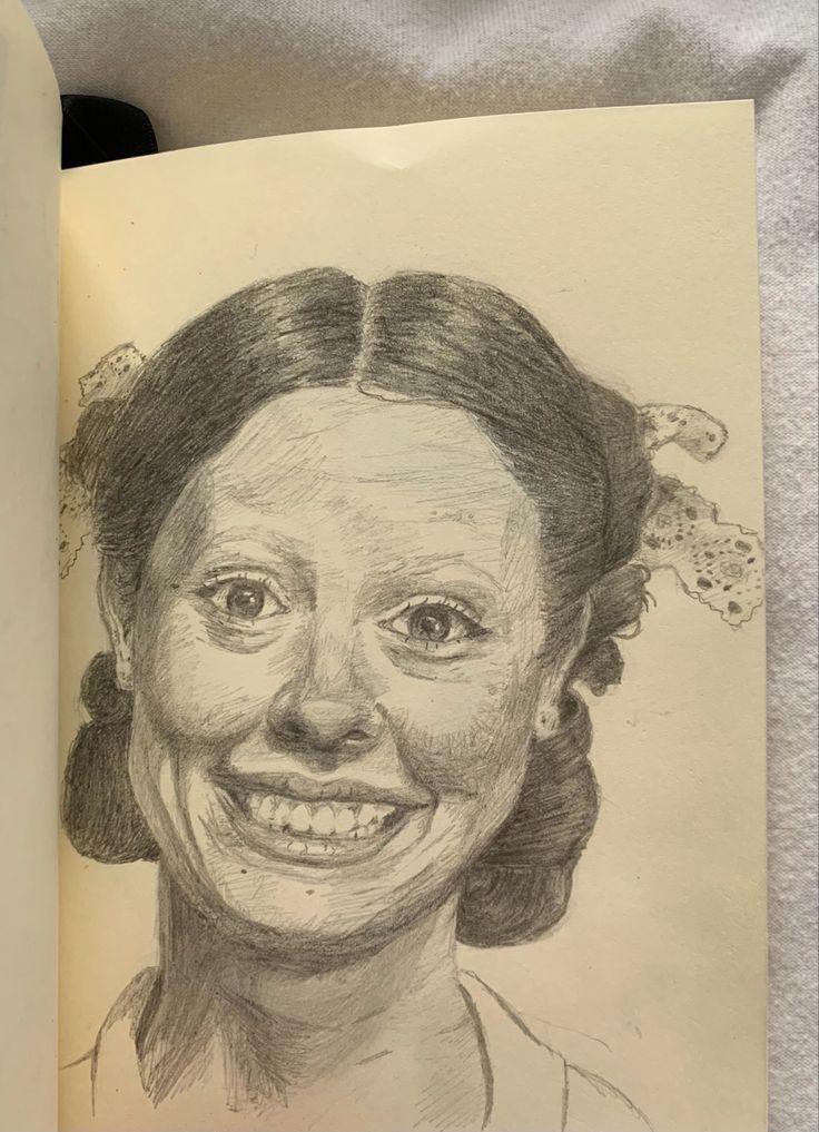 Drawing of Mia Goth as Pearl in A24’s ‘Pearl.’ Pearl Drawing, Drawings On Lined Paper, Hb Pencil, Mia Goth, Arte Van Gogh, Background Drawing, Arte Sketchbook, Paper Drawing, Book Art Drawings