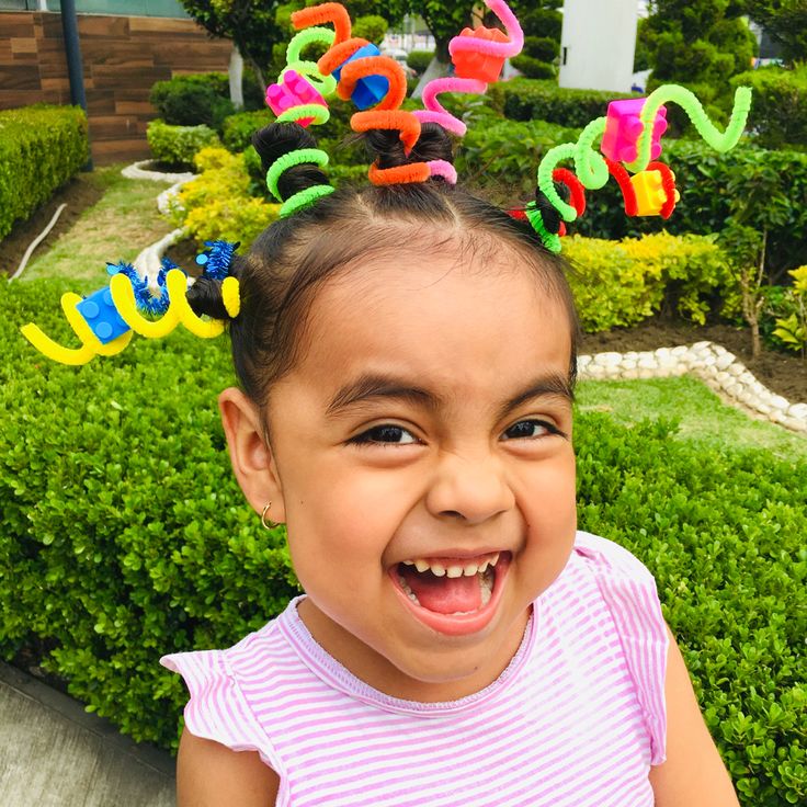 Para este peinado puedes ocupar limpiapipas y cualquier juguete que le agrade a tu peque. Hairstyles For Function, Wacky Hair Day Ideas, Pulp Riot Hair Color, Wacky Hair Day, Easter Hairstyles For Curly Hair, Easter Hair Bows, Pulp Riot Hair, Wacky Hair Days, Preschool Arts And Crafts