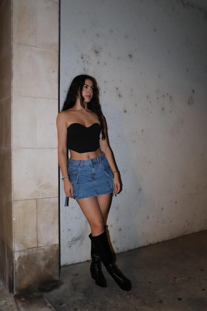 Black Corset Top And Skirt Outfit, Short Denim Skirt With Boots, Short Cargo Skirt Outfit Ideas, Black Corset Top With Skirt, Denim Skirt Night Outfit, Denim Skirt Black Boots, Black Denim Corset Outfit, Corset With Shorts Outfits, Short Jeans Outfit Night